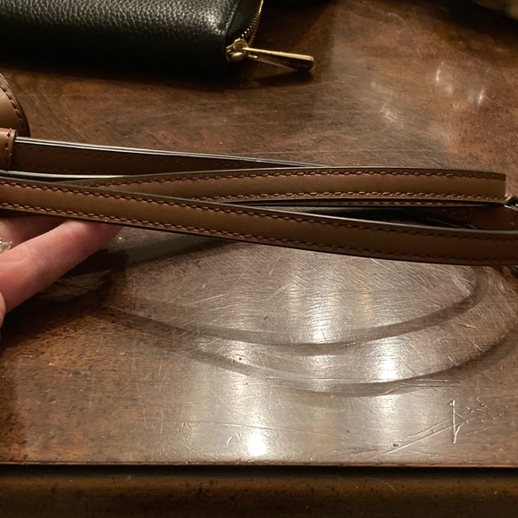 Michael Kors NWOT Tan Compact Envelope Style Convertible Crossbody / Clutch. - Picture 11 of 11